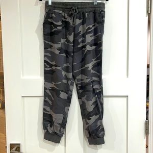 Splendid Women's Gray Camo Drawstring Waist Jogger Pants Size S New Without Tags